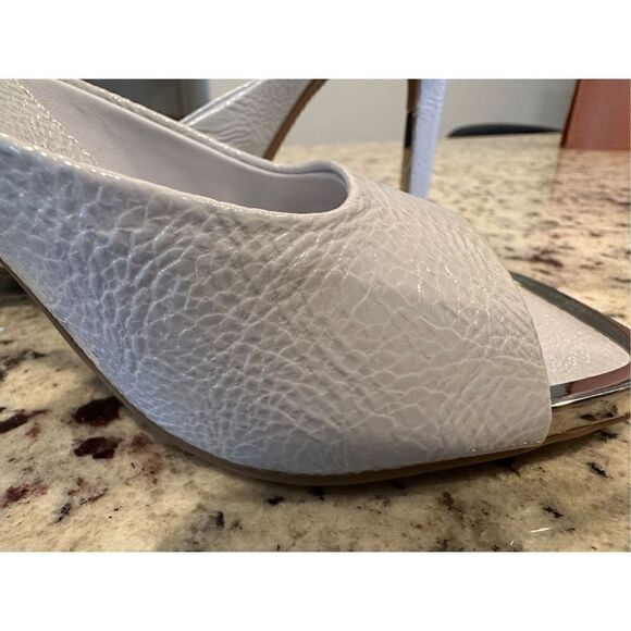 DKNY Women's Open Pump Sandal Heeled, Grainy PANTENT Halogen Square Toe ANYA - Picture 8 of 8